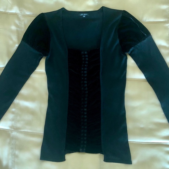 🖤Classy Leo Guy blouse - Picture 3 of 8